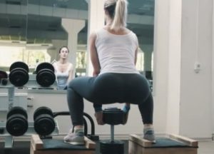 10.Bài tập gym Sumo Squat giúp tăng vòng 3, tăng cân hiệu quả