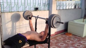 3.Bài tập gym Barbell Bench Press - Nằm ghế đẩy tạ đòn phát triển vùng cơ ngực