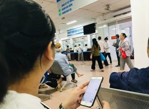 2.Làm thủ tục tại sảnh chờ (Bắt đầu làm việc từ lúc 6 giờ sáng).
