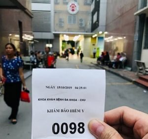 1.Lấy số thứ tự ngoài cửa ra vào