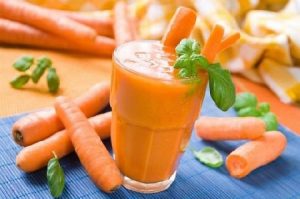 Uống gì để ra kinh nguyệt sớm – Nước ép cà rốt