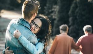 Con trai khi yêu thích làm gì với người yêu - Ôm