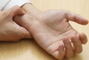 Cách thực hiện chống xuất tinh sớm bằng cách bấm cổ tay tại nhà