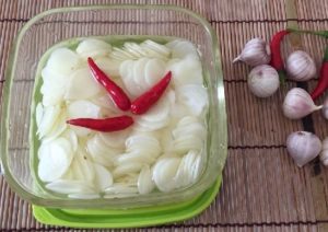 Dùng tỏi ngâm giấm - Bài thuốc dân gian chữa yếu sinh lý