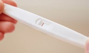 Ra máu báo thử que được chưa? Ra máu báo có thai thử que 1 vạch