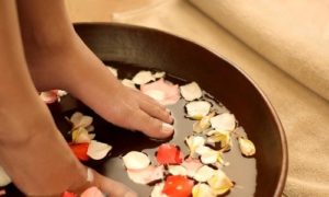 Ngâm chân với nước ấm, muối: