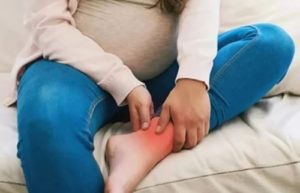 Bà bầu bị phù chân sớm do sự cản trở máu trở về tim