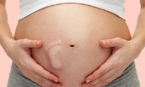 Đau bụng khi mang thai có thể do em bé đạp