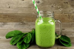 Uống nước rau diếp cá chữa bệnh trĩ