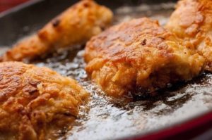 Hạn chế thức ăn dầu mỡ khi bị trĩ