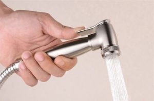 Rửa hậu môn sau khi đi vệ sinh
